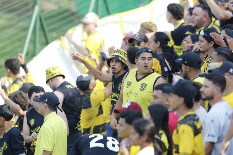 ¡Partido de locos! Alexy Vega fue el héroe; dos expulsiones a Real España y disturbios entre las barras afuera del Yankel