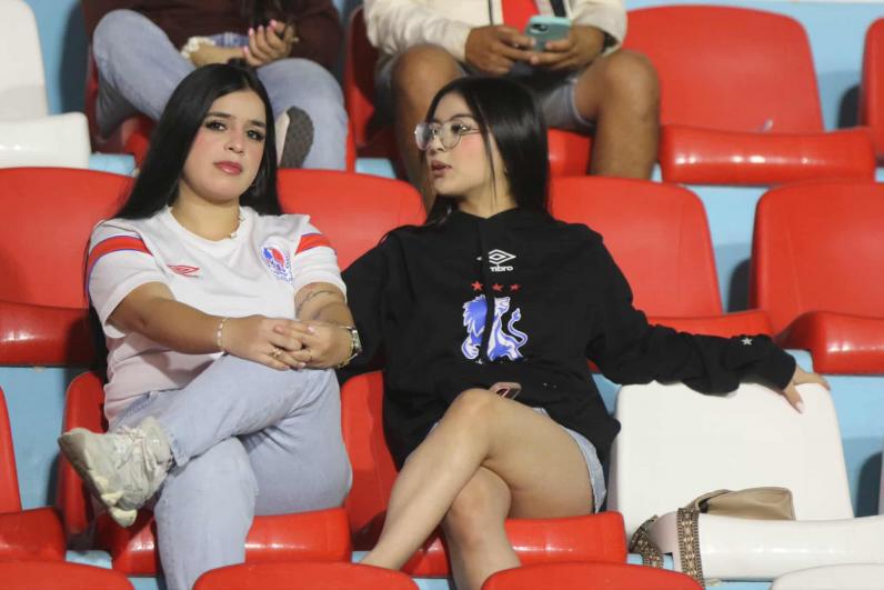 La fiesta que armó la Ultra Fiel, hermosas chicas, el estreno de la pantalla LED y ¿por qué se retrasó el Olimpia vs Motagua?