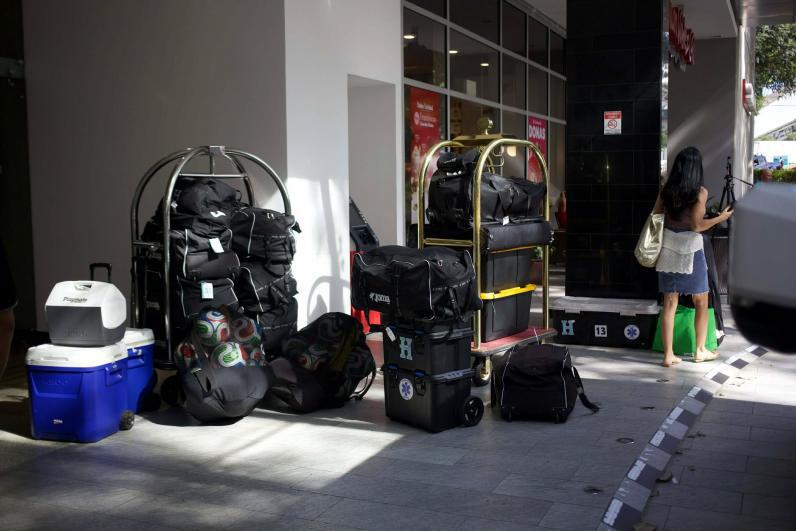 Costa Rica vs Honduras: los catrachos invaden San José, así llegó el pollo tico y la hermosa chica distraída en la previa