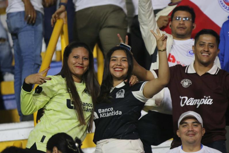 Las hermosas aficionadas de Olimpia que engalanan la semi de Copa Centroamericana