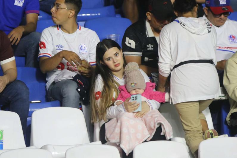 Las hermosas aficionadas de Olimpia que engalanan la semi de Copa Centroamericana