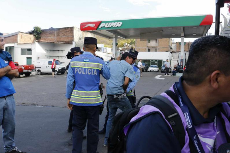 Ambientazo de la Ultra Fiel, aficionado fue capturado y bellas chicas engalanan el Nacional para el Olimpia - Real España