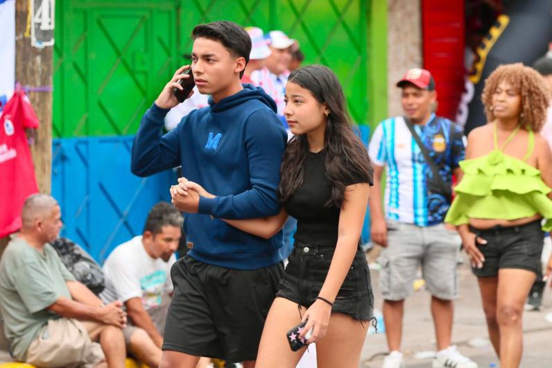 Exjugador aparece como policía, encontronazo en la previa y bellas chicas en el derbi