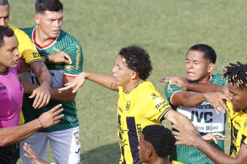 ¡Partido de locos! Alexy Vega fue el héroe; dos expulsiones a Real España y disturbios entre las barras afuera del Yankel