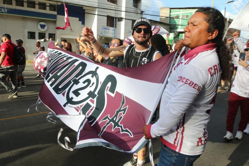 El recibimiento de la Ultra Fiel y lo inesperado entre las barras de Olimpia y Saprissa