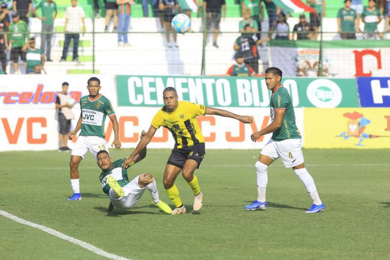 ¡Partido de locos! Alexy Vega fue el héroe; dos expulsiones a Real España y disturbios entre las barras afuera del Yankel