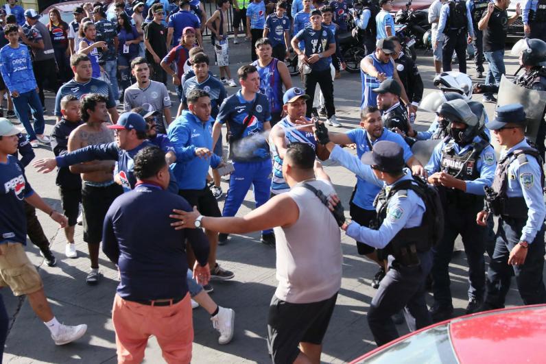 FOTOS: heridos, disparos y el momento de caos que se vivió en el enfrentamiento entre barras de Motagua y Olimpia