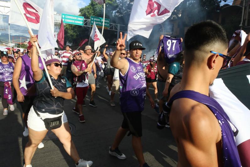 El recibimiento de la Ultra Fiel y lo inesperado entre las barras de Olimpia y Saprissa