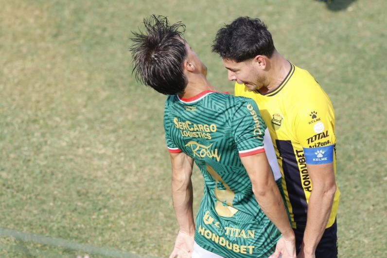 ¡Partido de locos! Alexy Vega fue el héroe; dos expulsiones a Real España y disturbios entre las barras afuera del Yankel