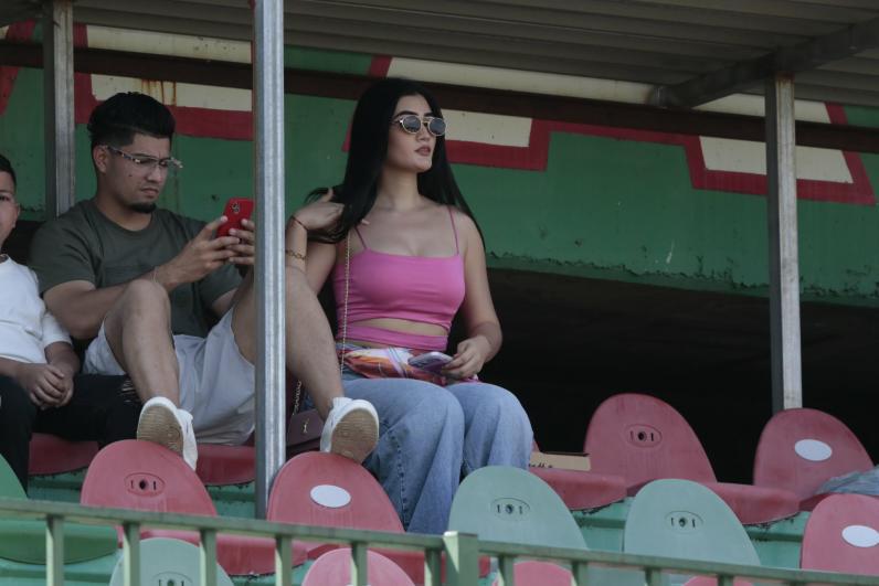 La chica de rosado que cautivó en la previa del Marathón vs Olimpia y las bellezas que llegaron al Yankel Rosenthal