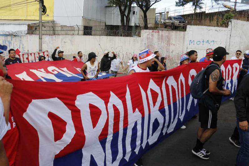 Ambientazo de la Ultra Fiel, aficionado fue capturado y bellas chicas engalanan el Nacional para el Olimpia - Real España