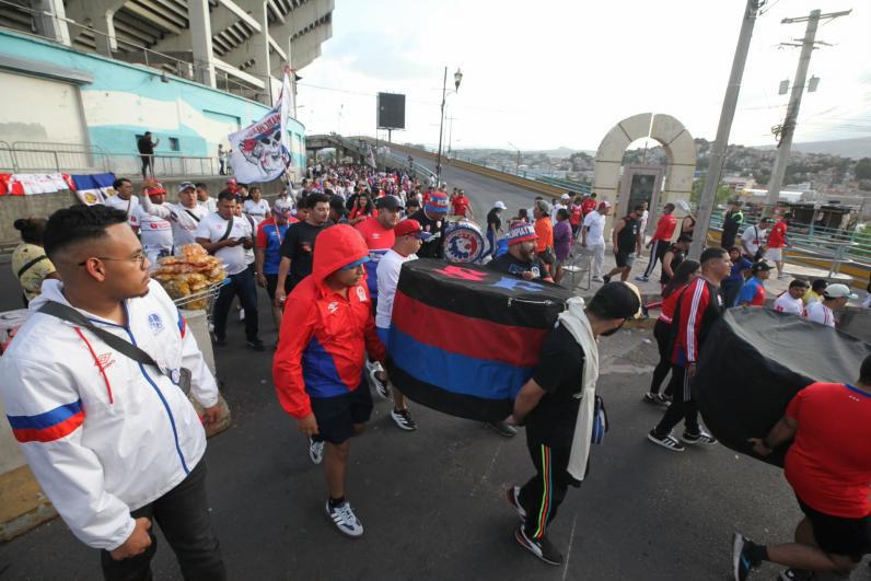 El recibimiento de la Ultra Fiel y lo inesperado entre las barras de Olimpia y Saprissa