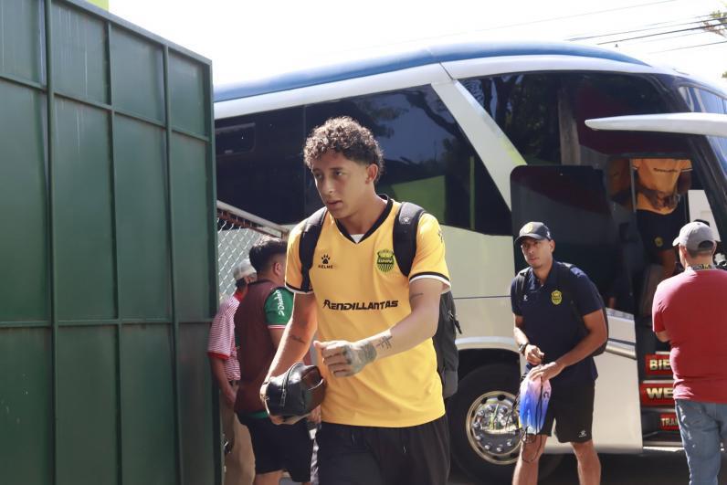 Las hermosas aficionadas que robaron suspiros y exfutbolista sorprende: así se vivió la previa del Marathón-Real España