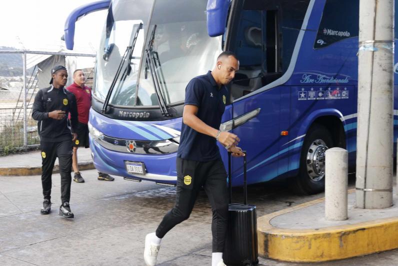 Ambientazo de la Ultra Fiel, aficionado fue capturado y bellas chicas engalanan el Nacional para el Olimpia - Real España