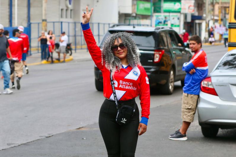 Exjugador aparece como policía, encontronazo en la previa y bellas chicas en el derbi