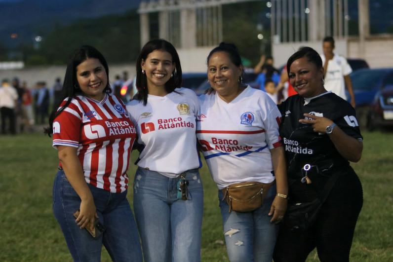Hermosa tiktoker se roba los suspiros y colocha enamora en La Ceiba: las bellas chicas de la jornada de la Liga Nacional