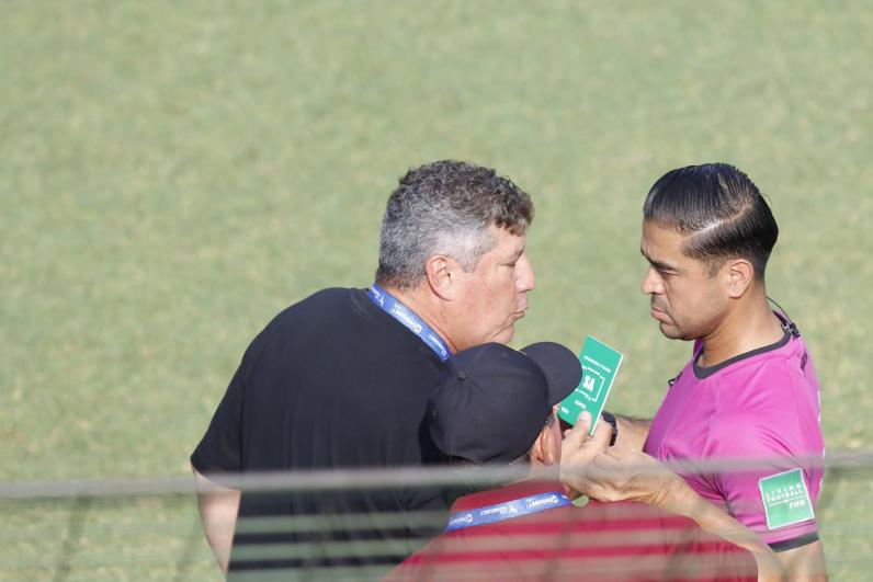¡Partido de locos! Alexy Vega fue el héroe; dos expulsiones a Real España y disturbios entre las barras afuera del Yankel