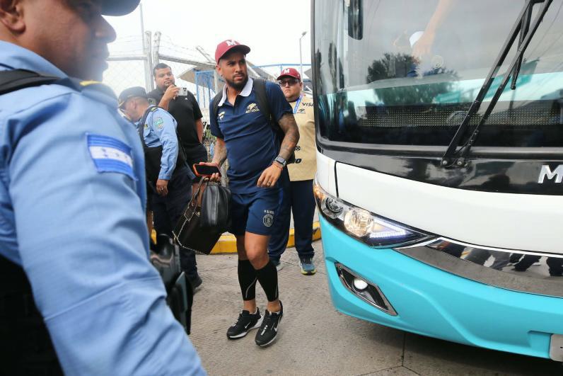 Exjugador aparece como policía, encontronazo en la previa y bellas chicas en el derbi