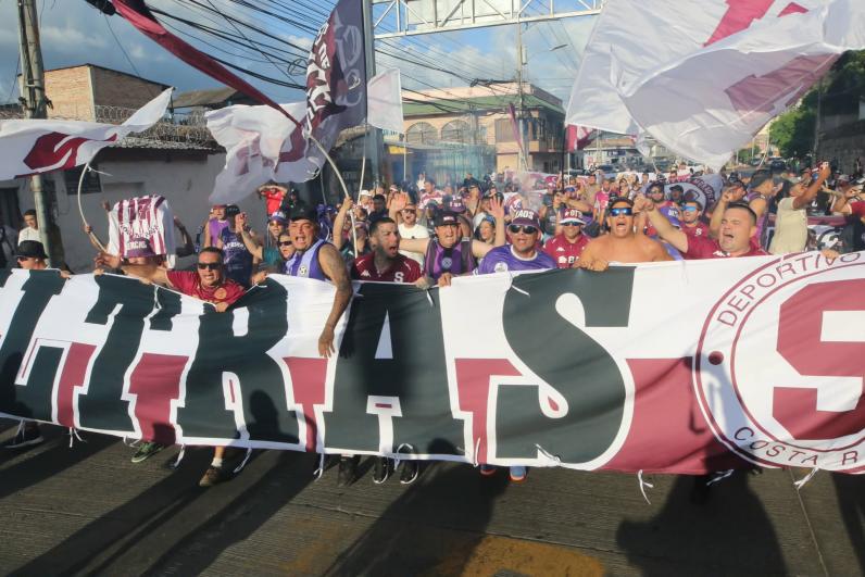 El recibimiento de la Ultra Fiel y lo inesperado entre las barras de Olimpia y Saprissa