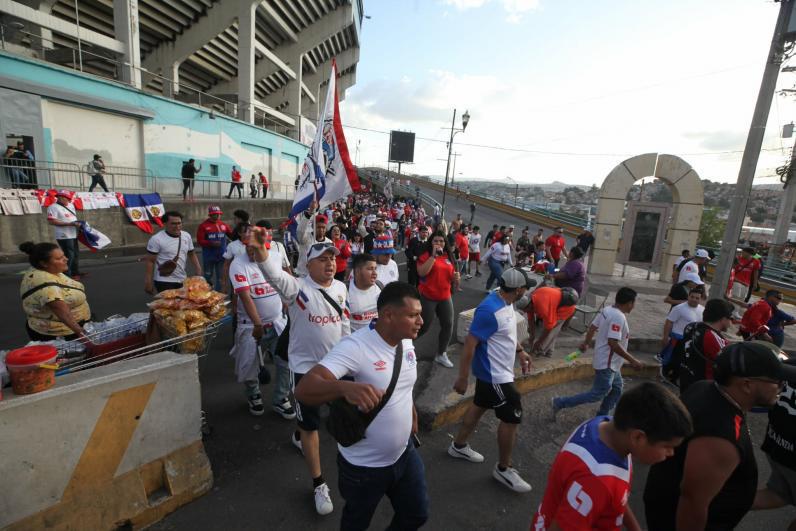 El recibimiento de la Ultra Fiel y lo inesperado entre las barras de Olimpia y Saprissa