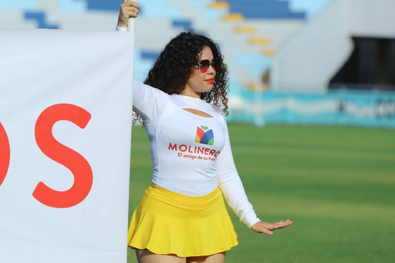 Hermosa tiktoker se roba los suspiros y colocha enamora en La Ceiba: las bellas chicas de la jornada de la Liga Nacional