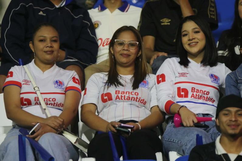 Las hermosas aficionadas de Olimpia que engalanan la semi de Copa Centroamericana