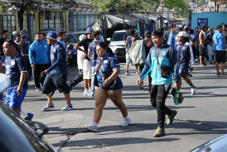 FOTOS: heridos, disparos y el momento de caos que se vivió en el enfrentamiento entre barras de Motagua y Olimpia
