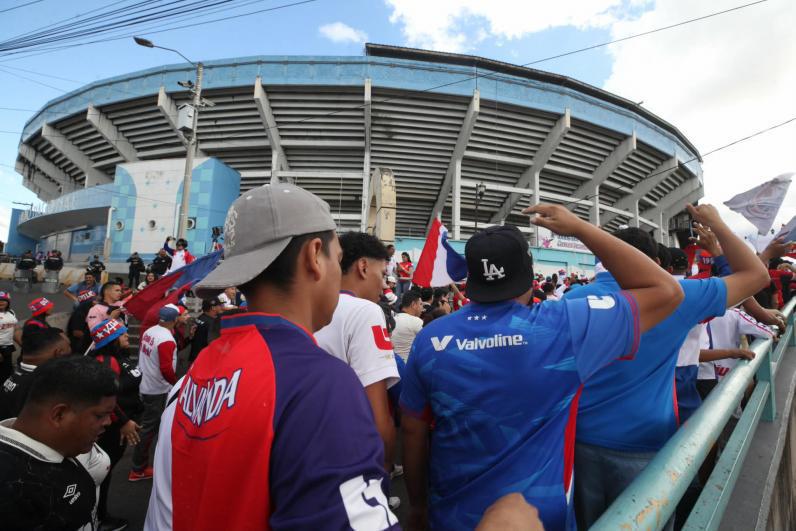 Ambientazo de la Ultra Fiel, aficionado fue capturado y bellas chicas engalanan el Nacional para el Olimpia - Real España