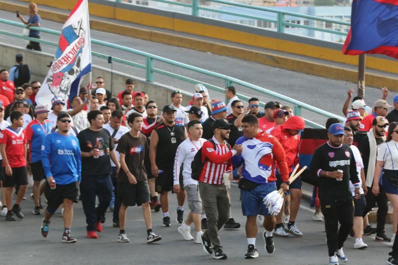 El recibimiento de la Ultra Fiel y lo inesperado entre las barras de Olimpia y Saprissa