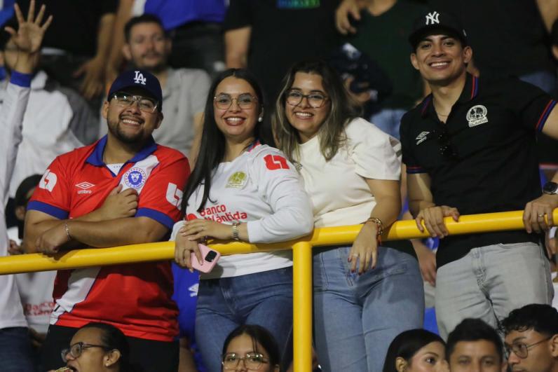 Las hermosas aficionadas de Olimpia que engalanan la semi de Copa Centroamericana