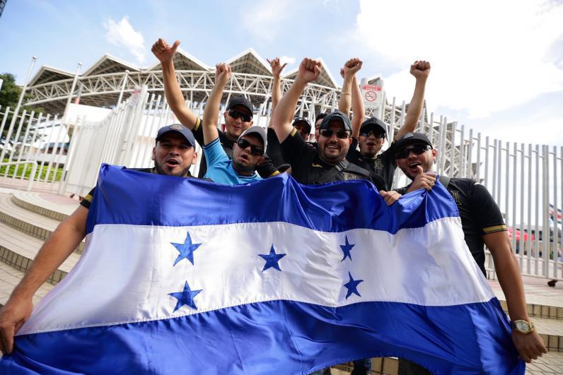 Costa Rica vs Honduras: los catrachos invaden San José, así llegó el pollo tico y la hermosa chica distraída en la previa