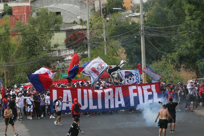 Exjugador aparece como policía, encontronazo en la previa y bellas chicas en el derbi