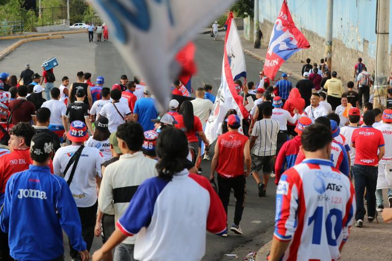 El recibimiento de la Ultra Fiel y lo inesperado entre las barras de Olimpia y Saprissa