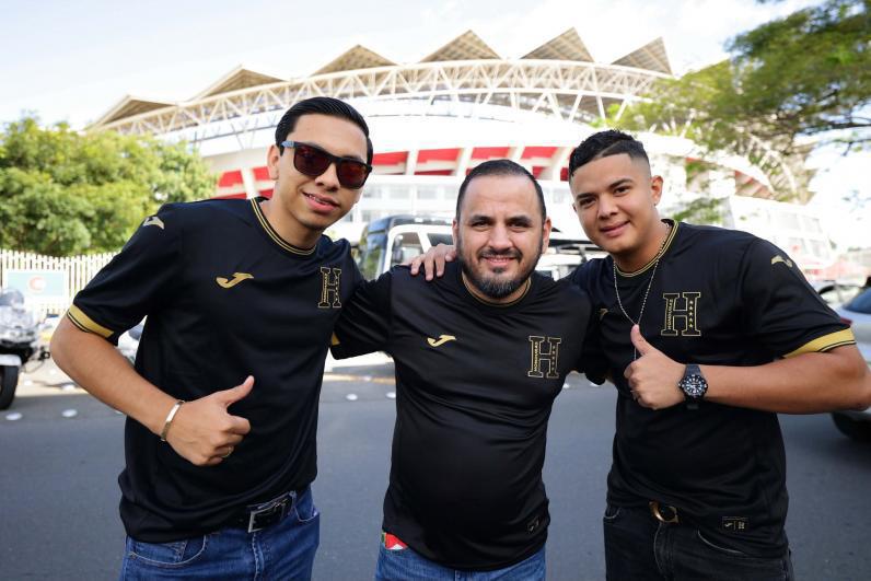 Costa Rica vs Honduras: los catrachos invaden San José, así llegó el pollo tico y la hermosa chica distraída en la previa