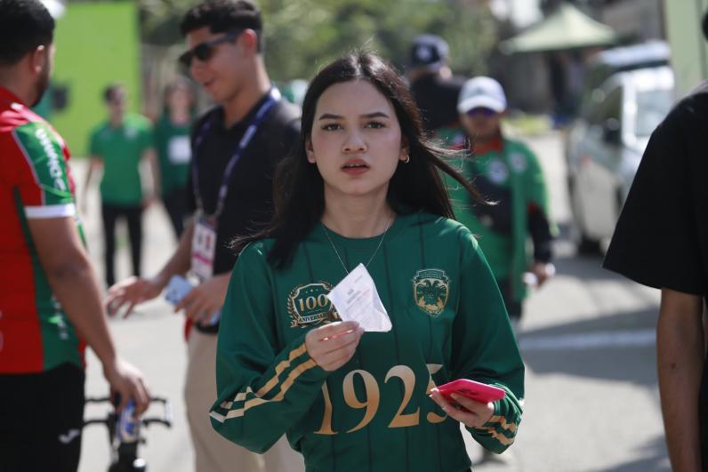Las hermosas aficionadas que robaron suspiros y exfutbolista sorprende: así se vivió la previa del Marathón-Real España