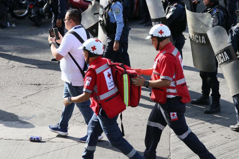 FOTOS: heridos, disparos y el momento de caos que se vivió en el enfrentamiento entre barras de Motagua y Olimpia