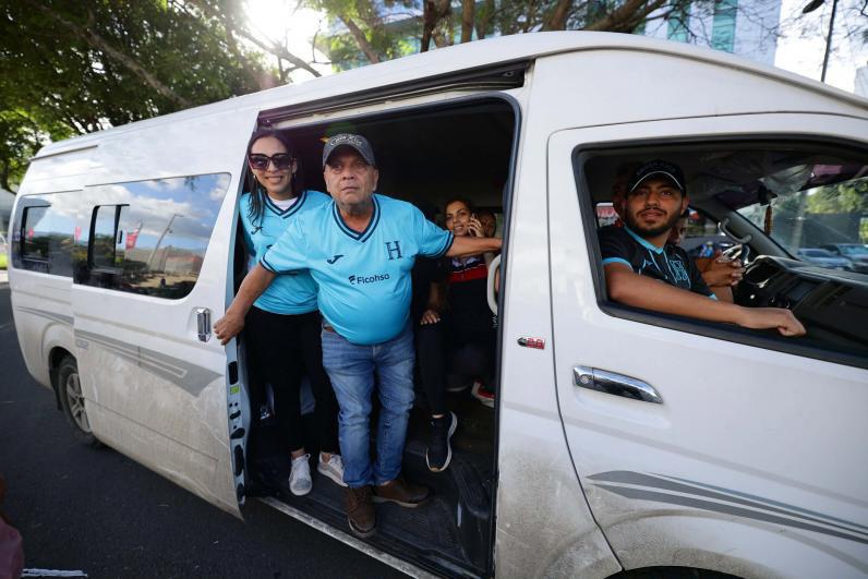 Costa Rica vs Honduras: los catrachos invaden San José, así llegó el pollo tico y la hermosa chica distraída en la previa