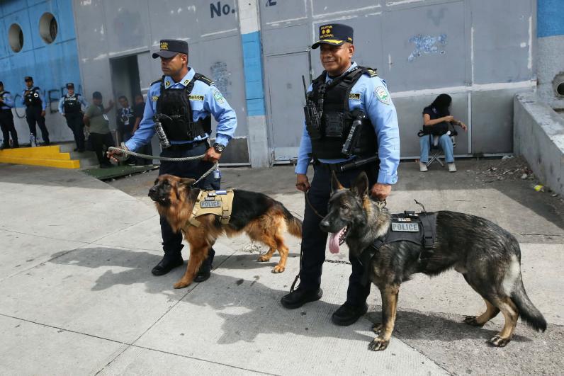 Exjugador aparece como policía, encontronazo en la previa y bellas chicas en el derbi