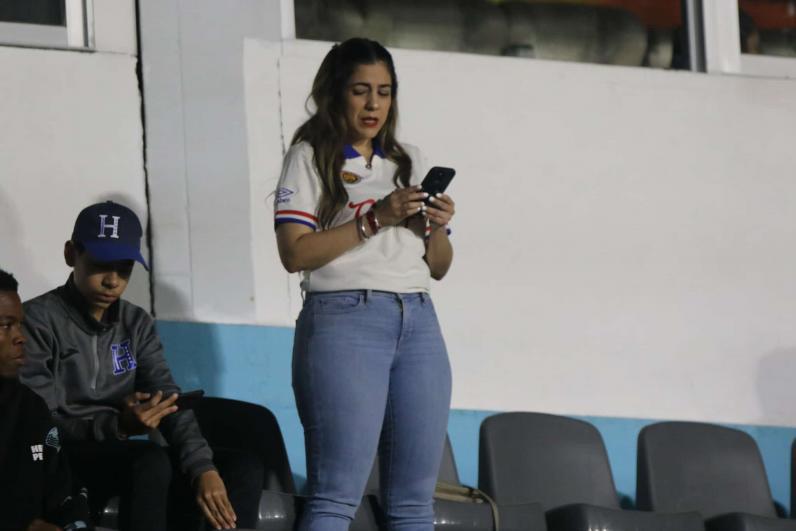 La fiesta que armó la Ultra Fiel, hermosas chicas, el estreno de la pantalla LED y ¿por qué se retrasó el Olimpia vs Motagua?
