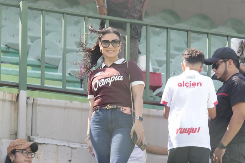 La chica de rosado que cautivó en la previa del Marathón vs Olimpia y las bellezas que llegaron al Yankel Rosenthal