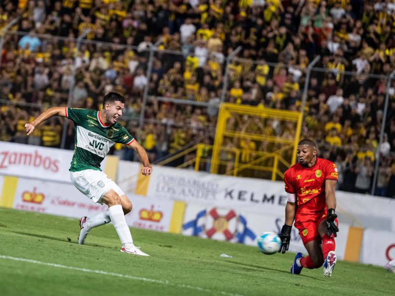 Marathón celebra en la cara de Real España, fracaso aurinegro y locura en el Morazán