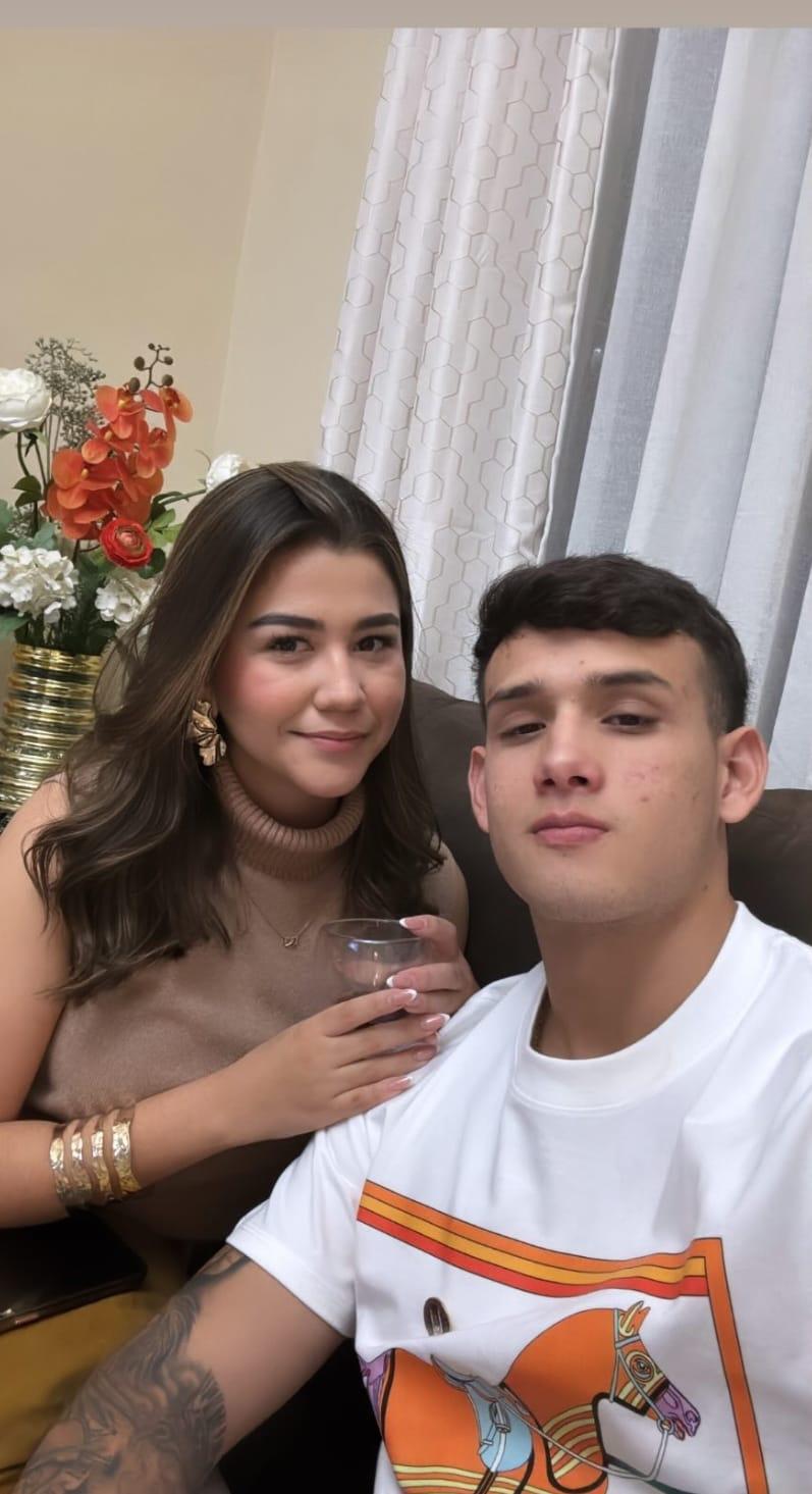 ¡Con tremendo beso y románticos! Así recibieron la llegada del año nuevo los jugadores hondureños