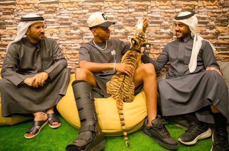 Las exóticas vacaciones de una estrella del Barcelona para despedir el 2024: osos, tigres y hasta serpientes