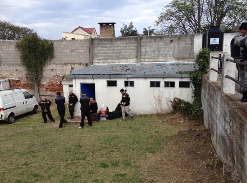 De estar en los mejores vestuarios de Europa a este: el humilde camerino que tuvo a Luis Suárez y su esposa sentada en el cemento