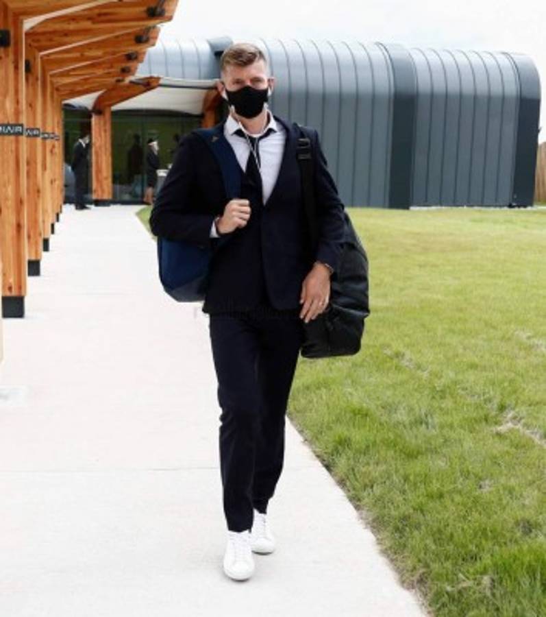 Tres sorpresas y el lujoso hotel: Así fue la llegada del Real Madrid a Mánchester para medirse al City en Champions