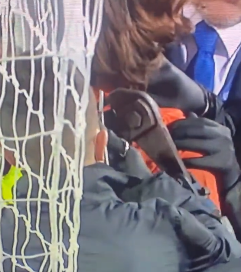 Nunca se vio esto en la Premier League: aficionado salta al campo y se amarra a una de las porterías para detener el Everton-Newcastle