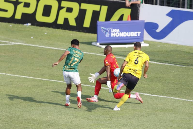¡Partido de locos! Alexy Vega fue el héroe; dos expulsiones a Real España y disturbios entre las barras afuera del Yankel
