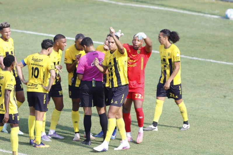 ¡Partido de locos! Alexy Vega fue el héroe; dos expulsiones a Real España y disturbios entre las barras afuera del Yankel
