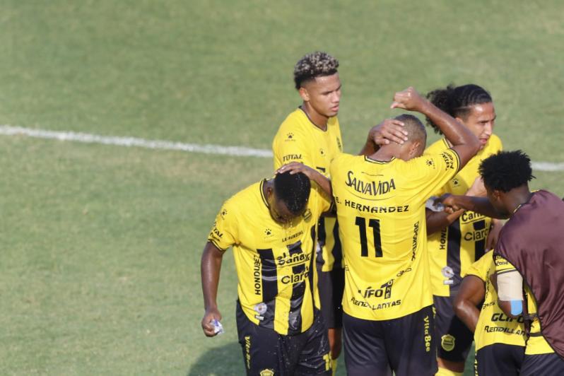 ¡Partido de locos! Alexy Vega fue el héroe; dos expulsiones a Real España y disturbios entre las barras afuera del Yankel