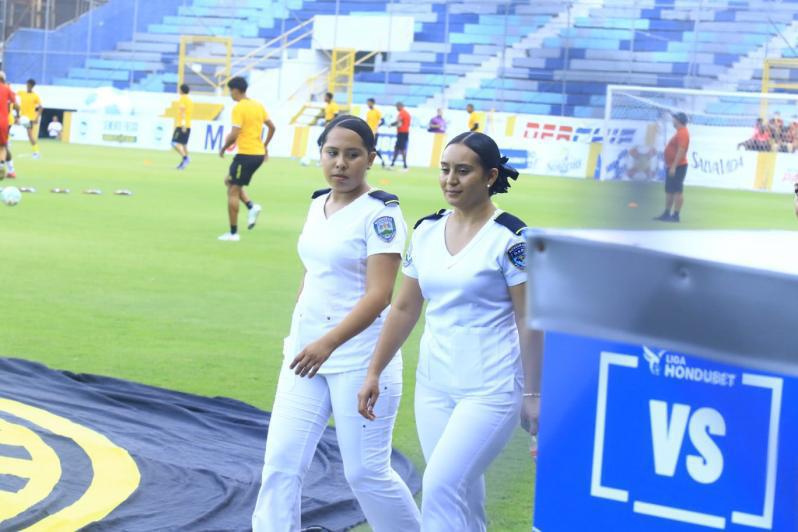 Hermosa tiktoker se roba los suspiros y colocha enamora en La Ceiba: las bellas chicas de la jornada de la Liga Nacional